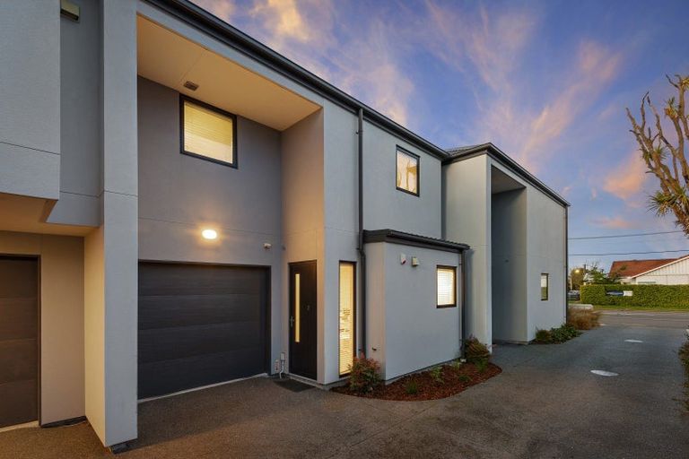 Photo of property in 2/21 Hills Road, Edgeware, Christchurch, 8013