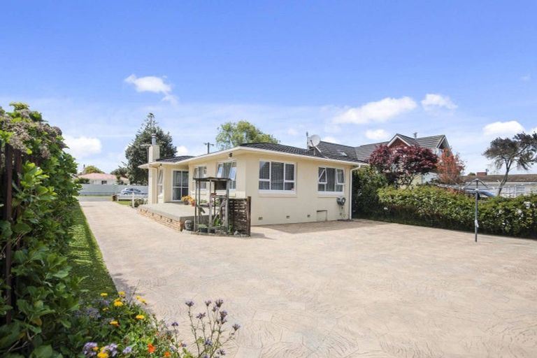 Photo of property in 20 Peachgrove Road, Te Atatu Peninsula, Auckland, 0610