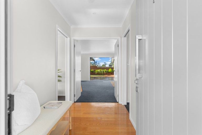 Photo of property in 33 Karoro Road, One Tree Point, 0118