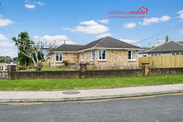 Photo of property in 16 Serjeant Street, Henderson, Auckland, 0612