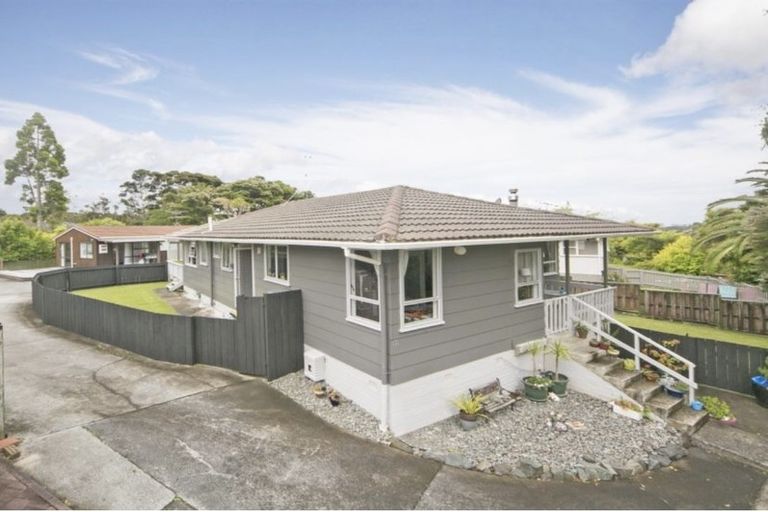 Photo of property in 31 Staincross Street, Green Bay, Auckland, 0604