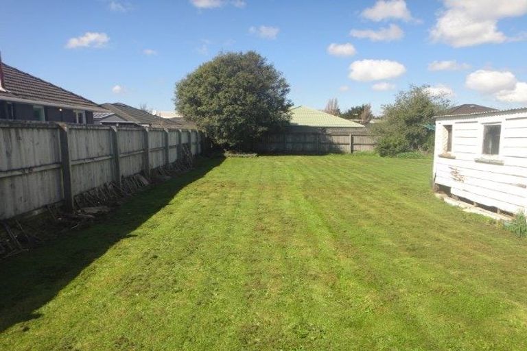 Photo of property in 11 Virgil Place, Northcote, Christchurch, 8052