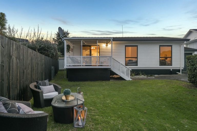 Photo of property in 1/2 Graham Avenue, Te Atatu Peninsula, Auckland, 0610
