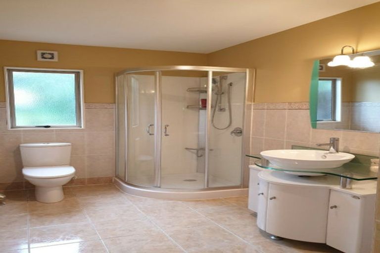 Photo of property in 701a Beach Road, Rothesay Bay, Auckland, 0630