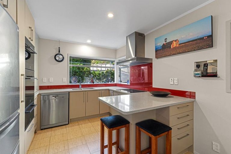Photo of property in 2/12 Wanita Place, Totara Vale, Auckland, 0629