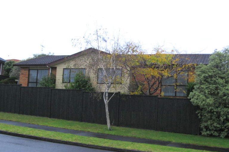 Photo of property in 1 Woodview Rise, Botany Downs, Auckland, 2010
