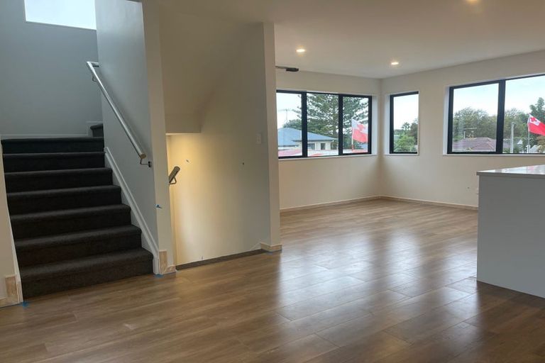 Photo of property in 233 Lake Road, Northcote, Auckland, 0627