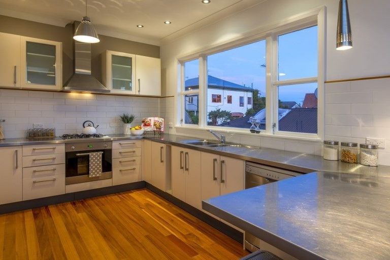 Photo of property in 134 Kelburn Parade, Kelburn, Wellington, 6012