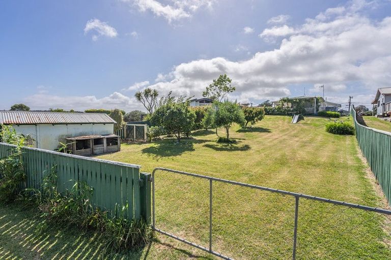 Photo of property in 28 Drake Street, Waikawa Beach, Levin, 5573
