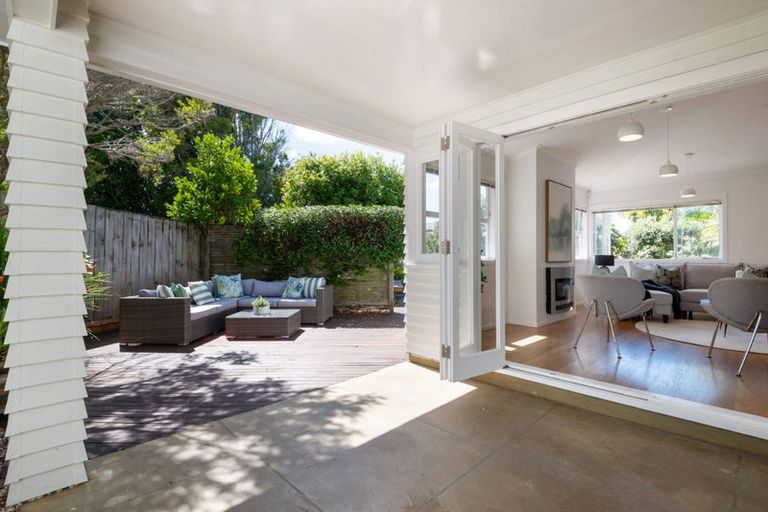 Photo of property in 22 Eversleigh Road, Belmont, Auckland, 0622