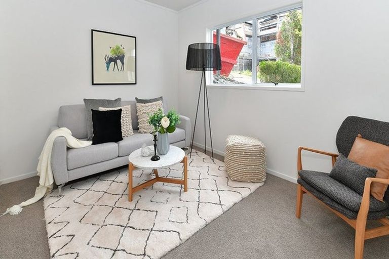 Photo of property in 2/546 Beach Road, Rothesay Bay, Auckland, 0630