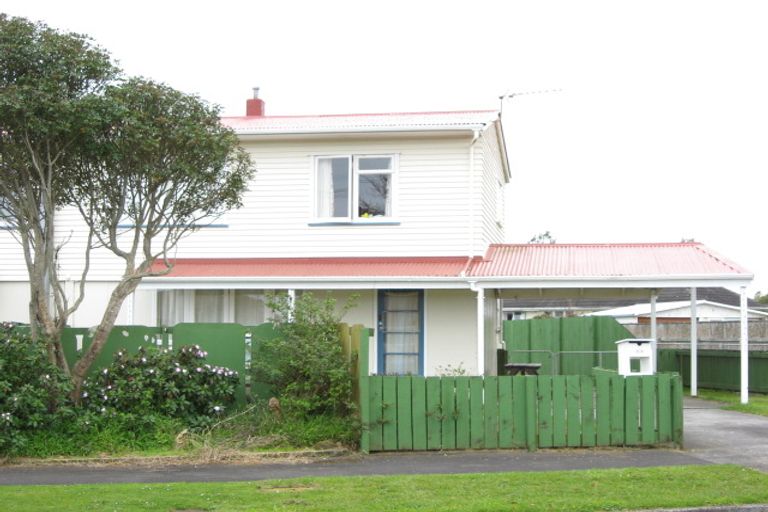 Photo of property in 15-15a Miro Street, Merrilands, New Plymouth, 4312