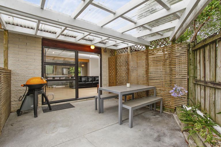 Photo of property in 2/26 Petrel Place, Massey, Auckland, 0614