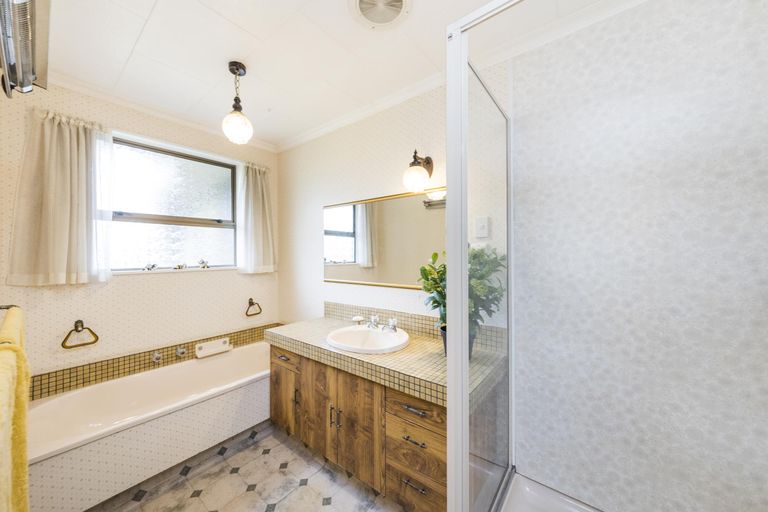 Photo of property in 2 Huhana Court, Hokowhitu, Palmerston North, 4410