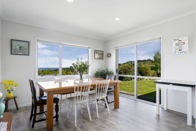 Photo of property in 50 Loch Views Road, Acacia Bay, Taupo, 3385