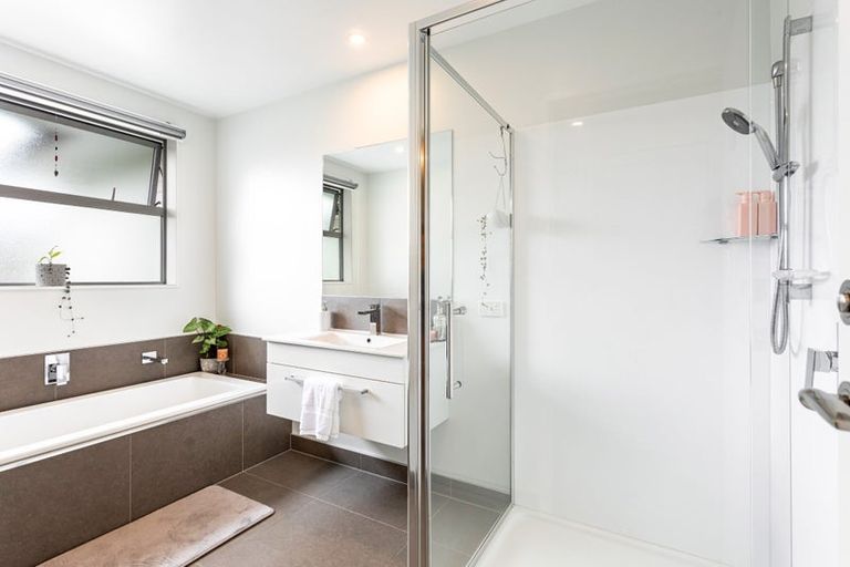 Photo of property in 13 Robert Might Road, Kumeu, 0810