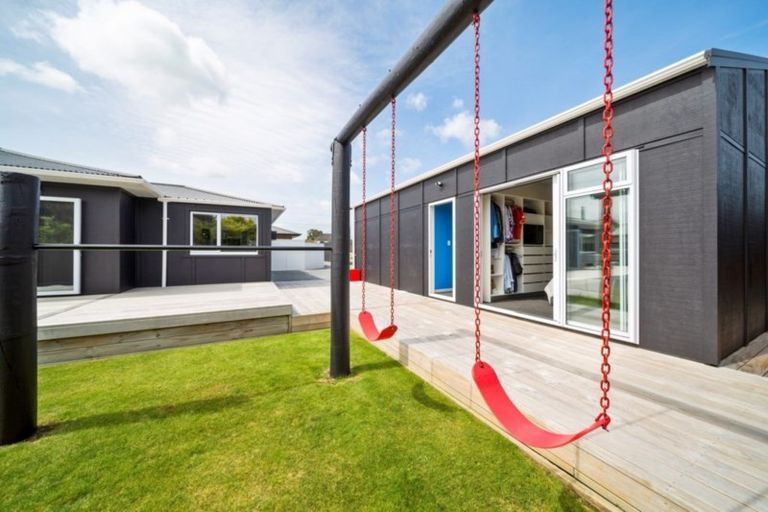 Photo of property in 32 Wallath Road, Westown, New Plymouth, 4310