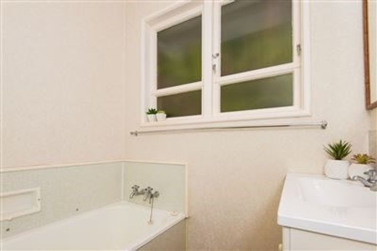 Photo of property in 74 Dowse Drive, Maungaraki, Lower Hutt, 5010