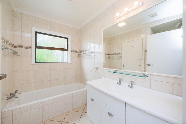 Photo of property in 12 Athlone Place, Hokowhitu, Palmerston North, 4410