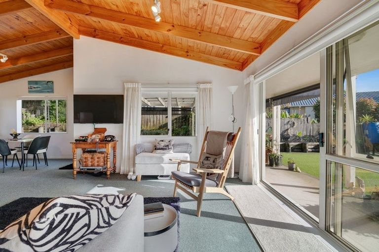 Photo of property in 72 Cabeleigh Drive, Helensville, 0800