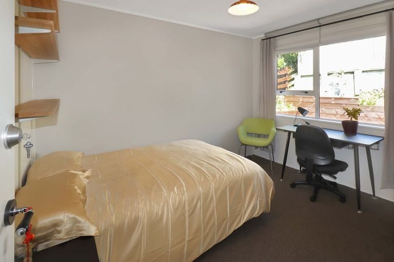 Photo of property in 3 Fernhaven Grove, Newlands, Wellington, 6037