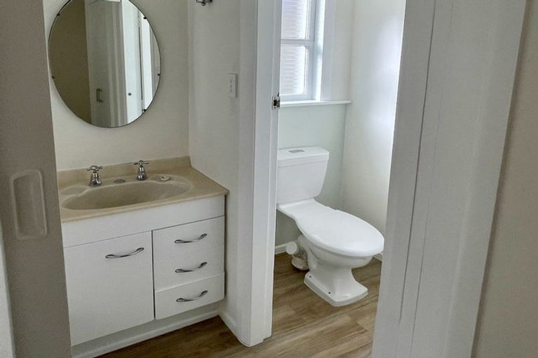 Photo of property in 190 Sutherland Road, Lyall Bay, Wellington, 6022