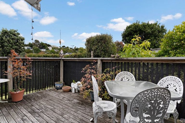 Photo of property in 6 Tetrarch Place, Totara Vale, Auckland, 0629