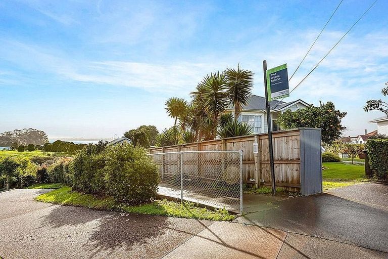 Photo of property in 6 Weona Place, Westmere, Auckland, 1022