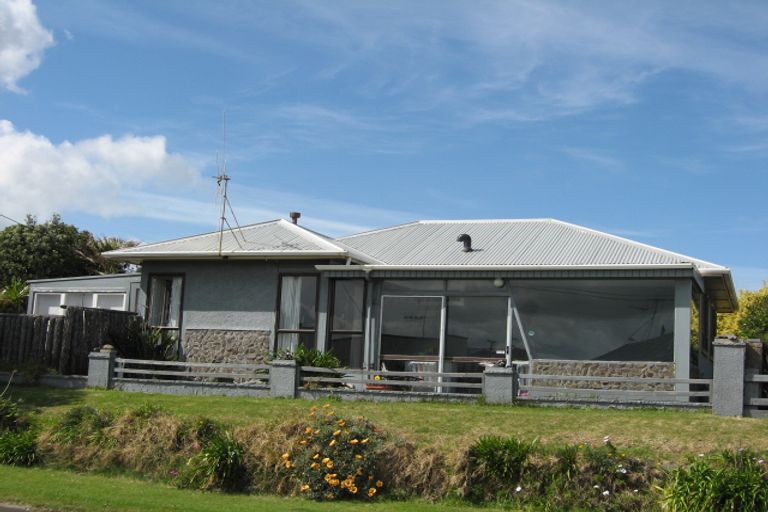 Photo of property in 2 Kamahi Street, Castlecliff, Whanganui, 4501