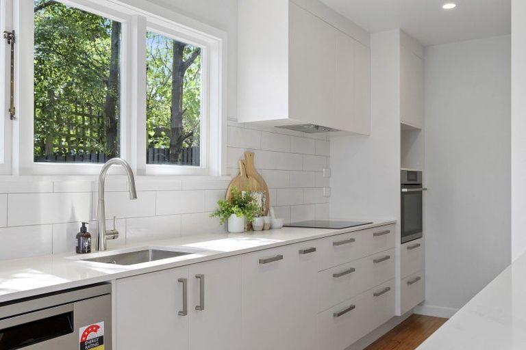 Photo of property in 18 Dyers Pass Road, Cashmere, Christchurch, 8022