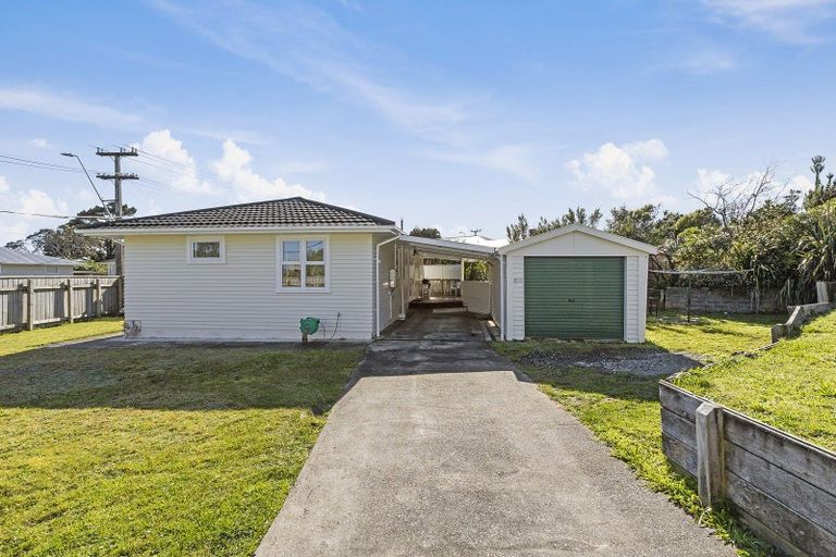 Photo of property in 2 Kenmore Street, Newlands, Wellington, 6037