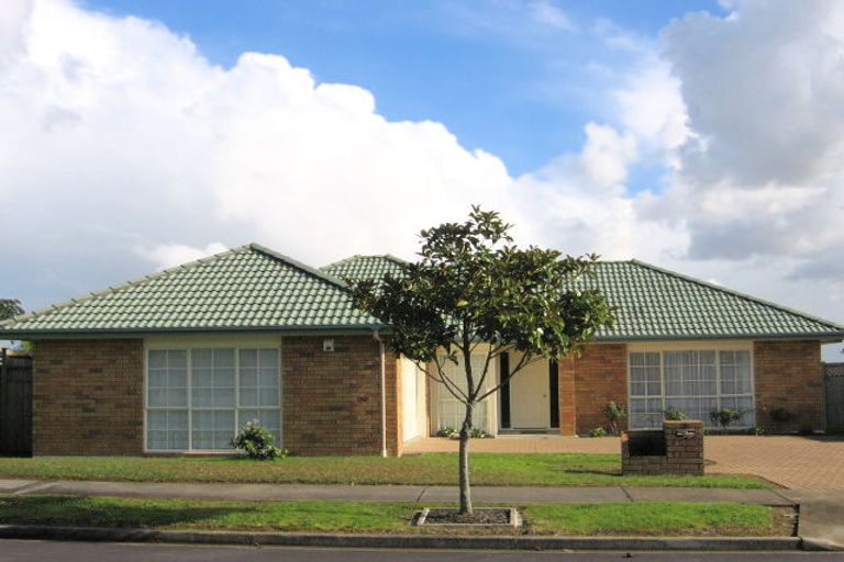 Photo of property in 28 Claremont Way, East Tamaki Heights, Auckland, 2016