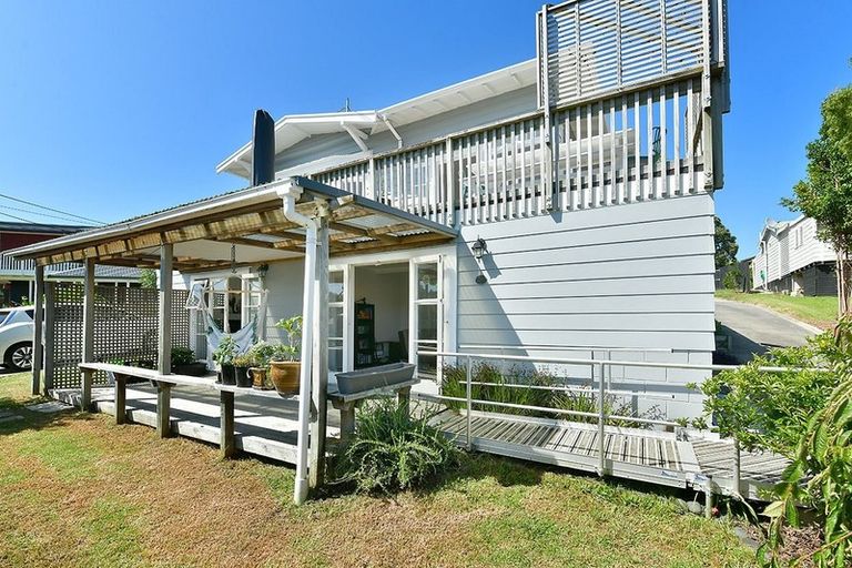 Photo of property in 1/6 Sundown Avenue, Manly, Whangaparaoa, 0930