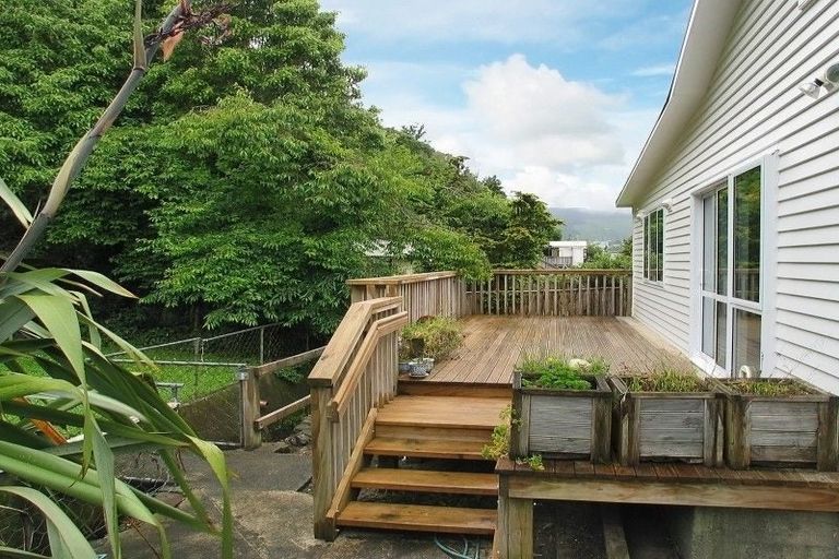 Photo of property in 28 Lincoln Avenue, Tawa, Wellington, 5028