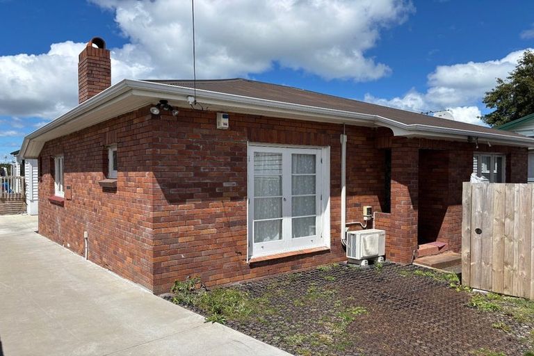 Photo of property in 4 Fruitvale Road, New Lynn, Auckland, 0600