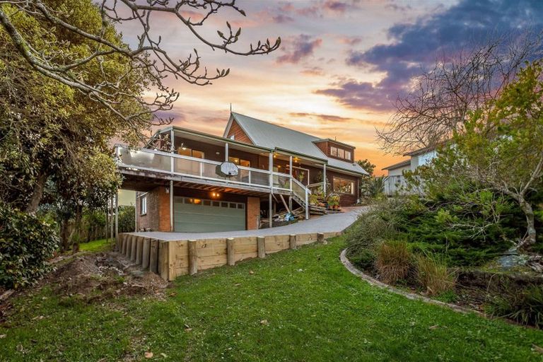 Photo of property in 22 Worthington Place, West Harbour, Auckland, 0618