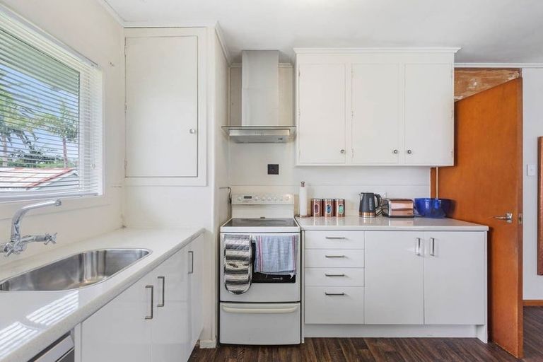 Photo of property in 19 Vodanovich Road, Te Atatu South, Auckland, 0610