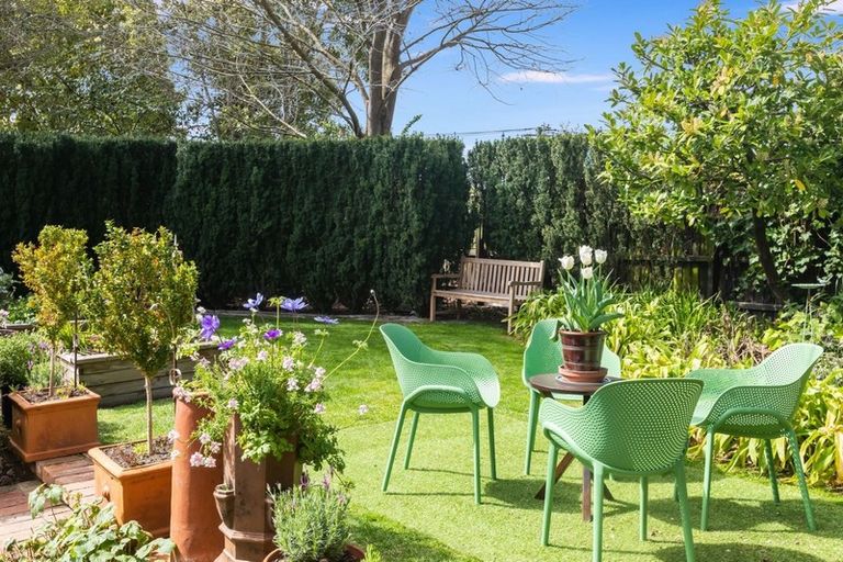 Photo of property in 42 Holly Road, St Albans, Christchurch, 8014