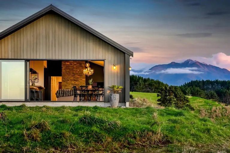 Photo of property in 7 Te Ara Karoiroa Road, Hurford, New Plymouth, 4374