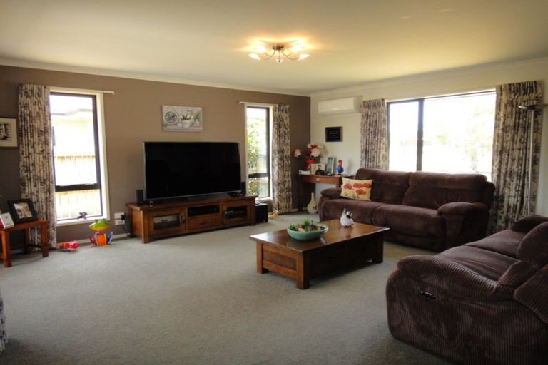 Photo of property in 9 Endeavour Place, One Tree Point, 0118