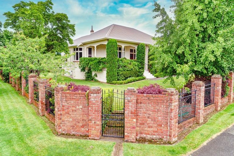 Photo of property in 1 Tulloch Street, Saint Johns Hill, Whanganui, 4500