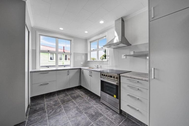 Photo of property in 8 Bone Crescent, Hawera, 4610