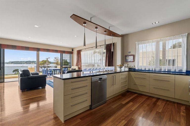 Photo of property in 33 Harbour View Road, Omokoroa, 3114