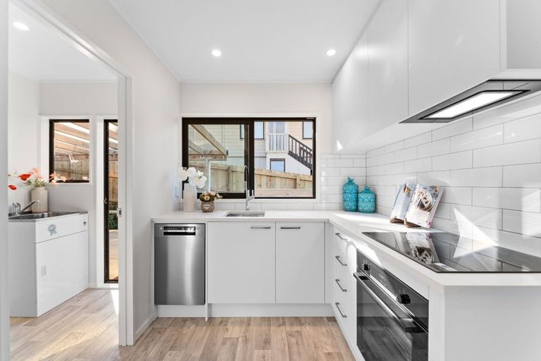 Photo of property in 1/14 Kupari Place, Totara Vale, Auckland, 0629