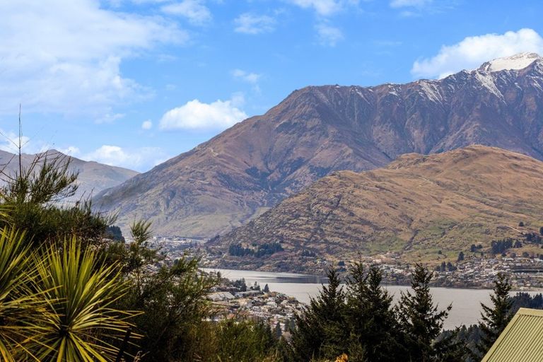 Photo of property in 9 Caples Place, Fernhill, Queenstown, 9300
