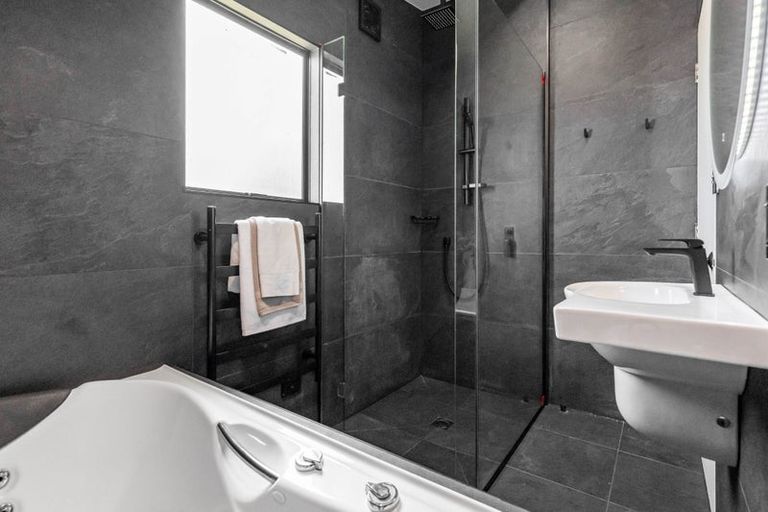 Photo of property in 5 Elizabeth Drive, West Harbour, Auckland, 0618