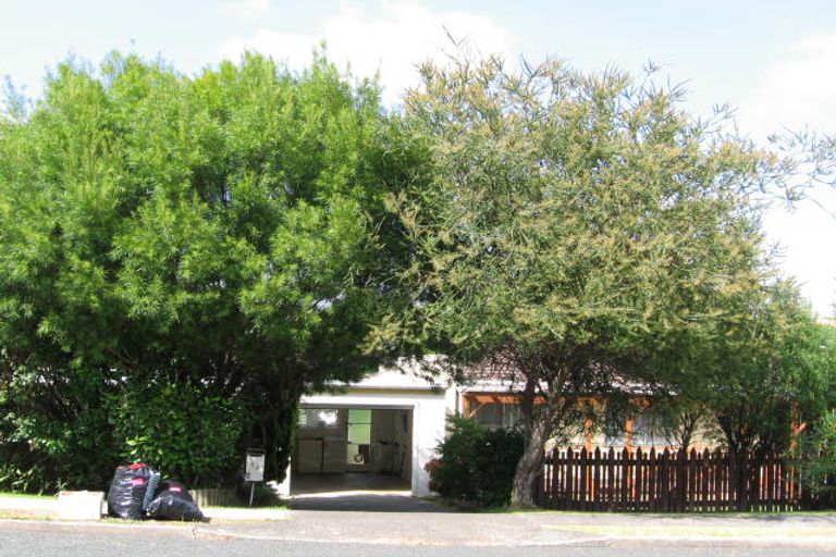 Photo of property in 2/52 John Downs Drive, Browns Bay, Auckland, 0630