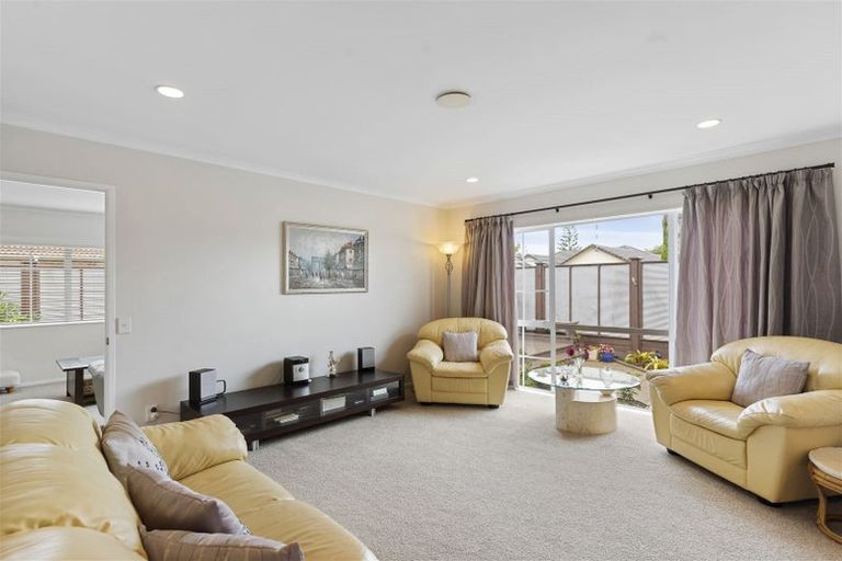 Photo of property in 6 Corta Bella Place, Golflands, Auckland, 2013
