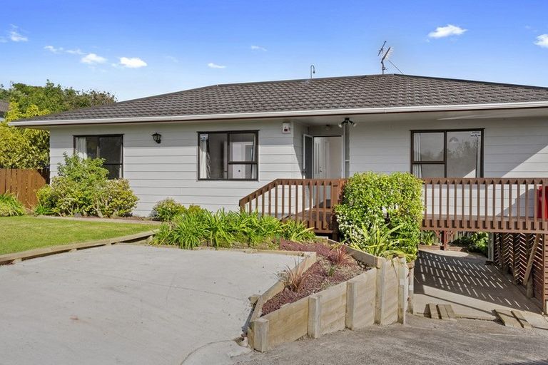 Photo of property in 1/13 Exeter Place, Unsworth Heights, Auckland, 0632