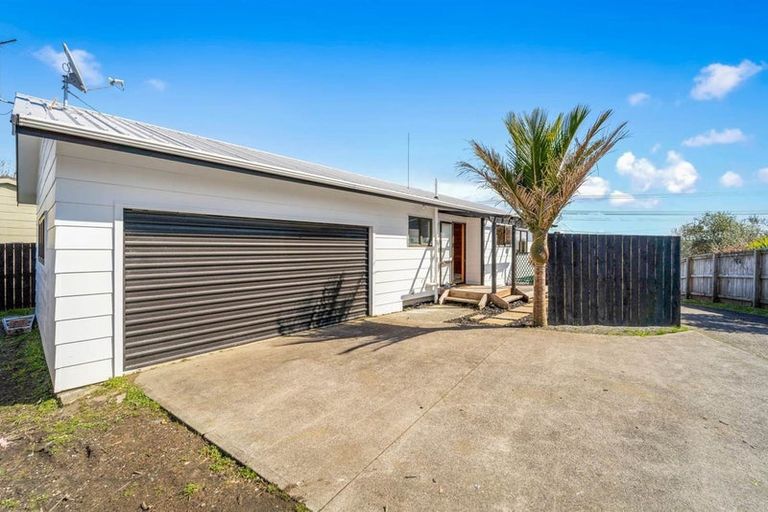 Photo of property in 1/80 Browns Bay Road, Rothesay Bay, Auckland, 0630